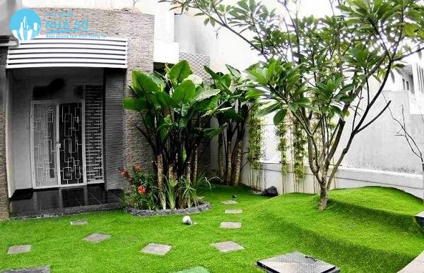 Sử dụng cỏ giả để thiết kế sân vườn vừa đẹp vừa độc đáo