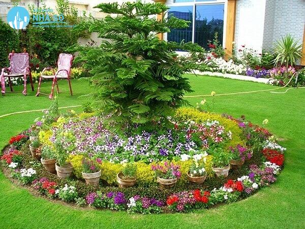 Để tạo nên sân vườn đẹp thì hoa là điều không thể thiếu khii thiết kế nên một sân vườn đẹp