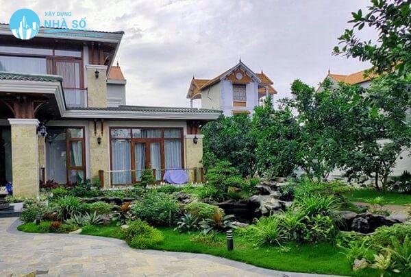 Thiết kế sân vườn biệt thự sử dụng hồ nước làm điểm nhấn và kết hợp với cây cối tạo nên sân vườn đẹp