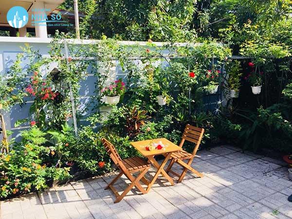Sân vườn mini trước nhà với cách thiết kế đẹp và tạo bóng mát cho ngôi nhà