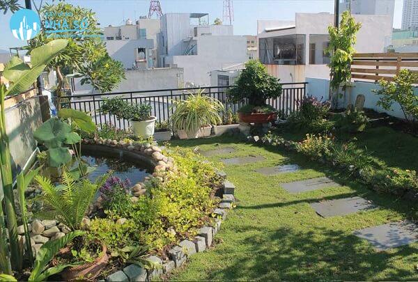 Thiết kế sân vườn mini sân thượng đẹp và kiểu thiết kế kết hợp với hồ nước nuôi cá cảnh tạo nên nét đẹp riêng