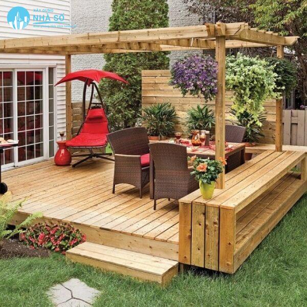 Thiết kế sân vườn mini nhà cấp 4 với kiểu thiết kế mới lạ dùng gỗ làm nơi thư giản cho sân vườn