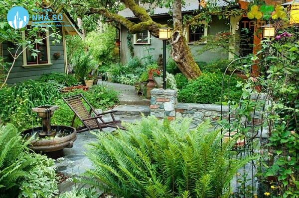 Sân vườn nhà cấp 4 với thiết kế cây cối tạo bóng mát và là điểm nhấn của sân vườn