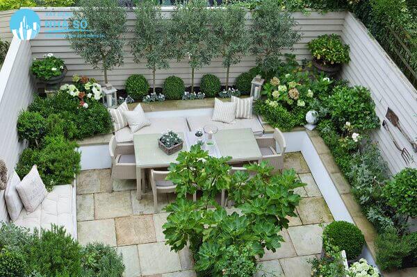 Thiết kế sân vườn nhà phố đẹp và sử dụng bàn ghế sofa để tạo điểm nhấn cho sân vườn