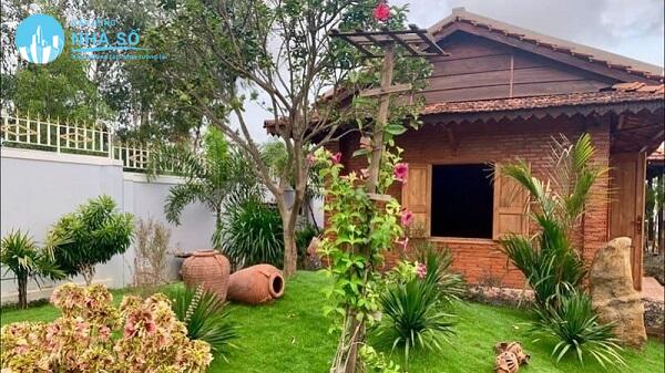 Thiết kế sân vườn nông thông kết hợp với các vật dụng, cây cối và thảm cỏ tạo ra sân vườn nông thông đẹp