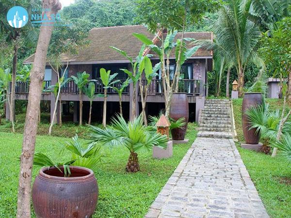 Sân vườn nông thôn với thiết kế quen thuộc dùng vật liệu lu nước và cây cối để tạo nên điểm nhấn cho sân vườn và ngôi nhà