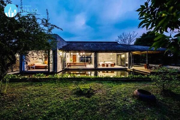 Thiết kế sân vườn nong thông kết hợp với ngôi nhà với thiết kế hiện đại